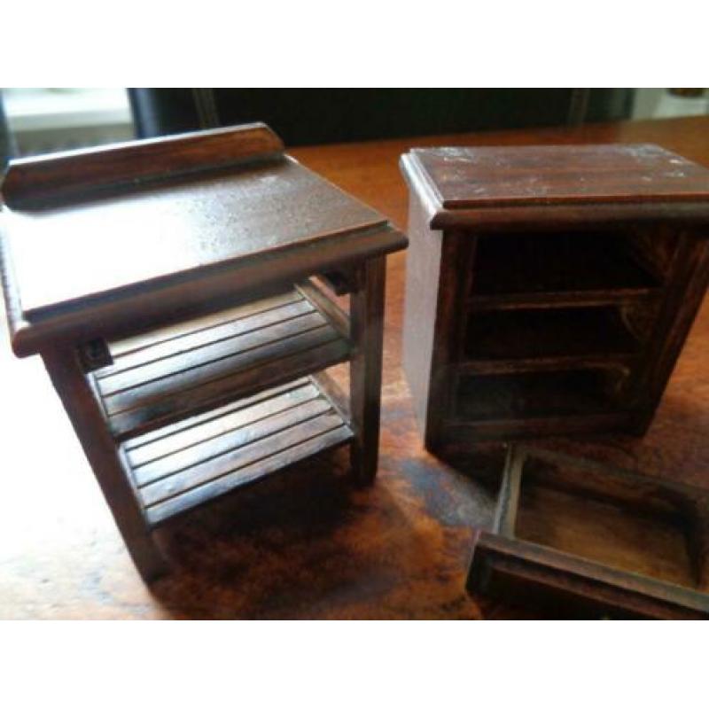 3 kasten / ladenkasten / meubels voor een poppenhuis.