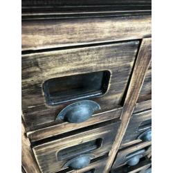 Oude houten ladenkast