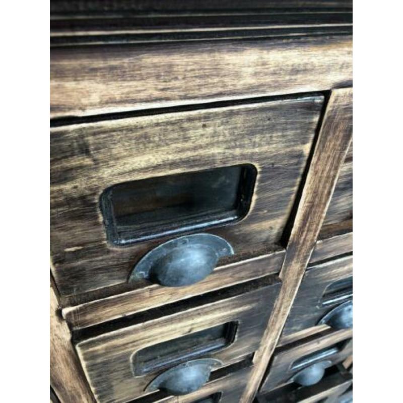 Oude houten ladenkast