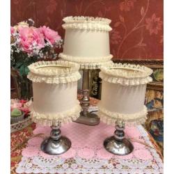 3 Brocante tafellampen vintage zilver met lampenkappen creme