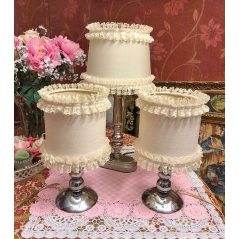3 Brocante tafellampen vintage zilver met lampenkappen creme