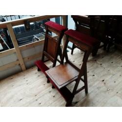 Partij antieke kerkstoelen.