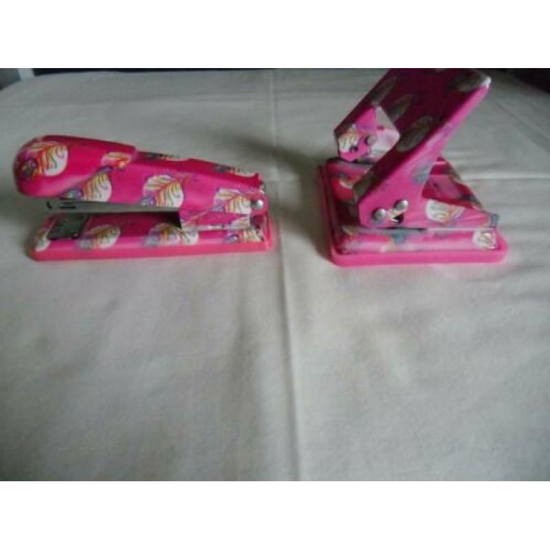 SETJE: roze perforator*nietmachine*potloden met 2 etui's