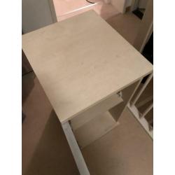 Nachtkastje, berkenkleur met melkglas deur.