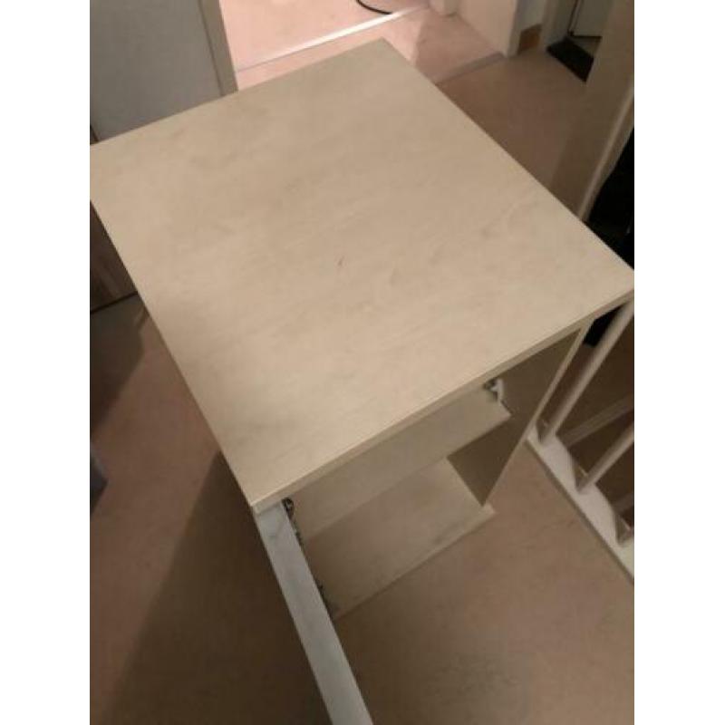 Nachtkastje, berkenkleur met melkglas deur.