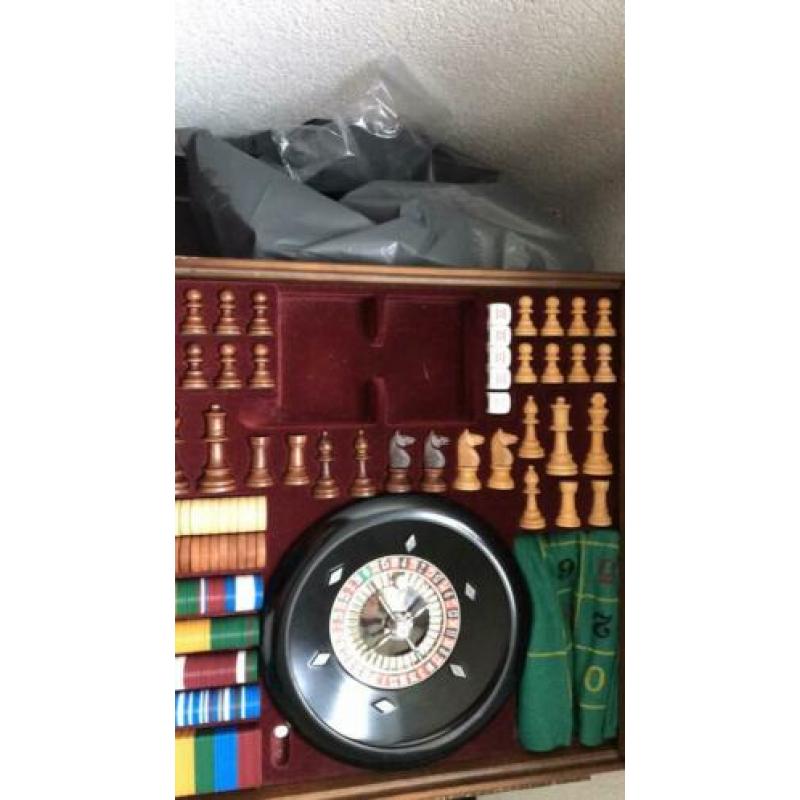 Te koop groot houten schaakspel