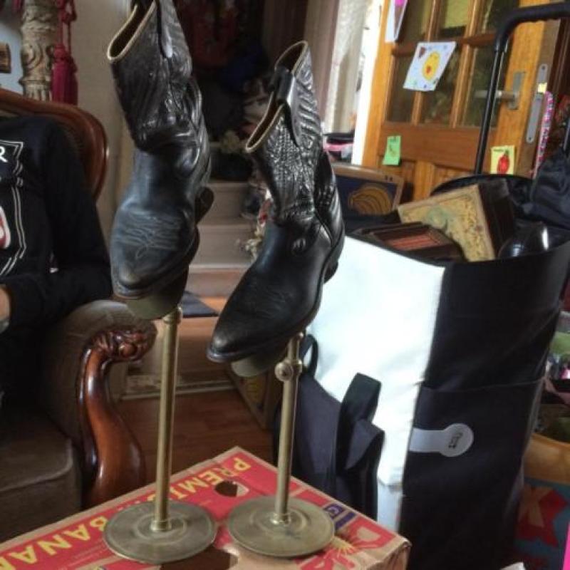 2kinder cowboy laarsjes op antieke laatzenstanders