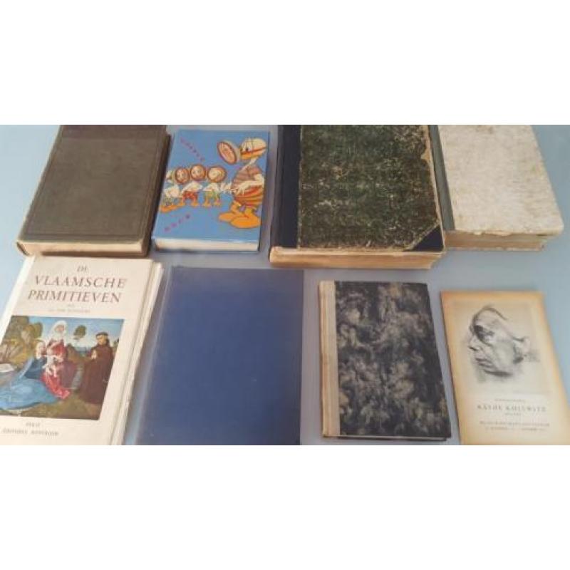 Acht mooie oude, antieke boeken, ingebonden