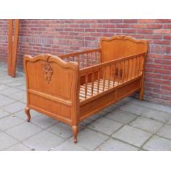JB3860) Brocant Barok Ledikantje met Queen Ann pootjes