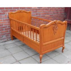 JB3860) Brocant Barok Ledikantje met Queen Ann pootjes