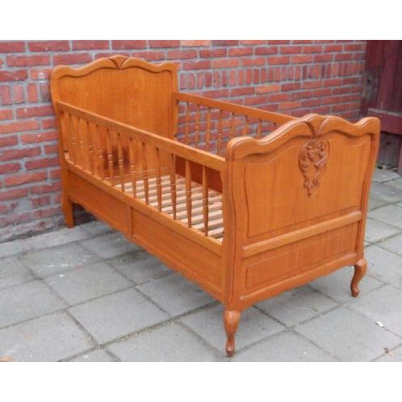 JB3860) Brocant Barok Ledikantje met Queen Ann pootjes