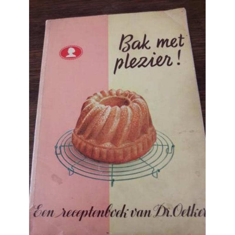 2 oude kookboeken van Dr. Oetker en Maggi