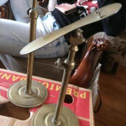 2kinder cowboy laarsjes op antieke laatzenstanders
