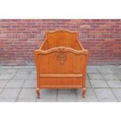 JB3860) Brocant Barok Ledikantje met Queen Ann pootjes