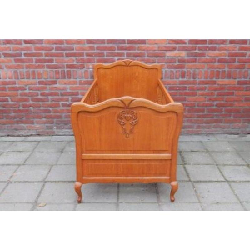 JB3860) Brocant Barok Ledikantje met Queen Ann pootjes