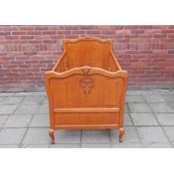 JB3860) Brocant Barok Ledikantje met Queen Ann pootjes