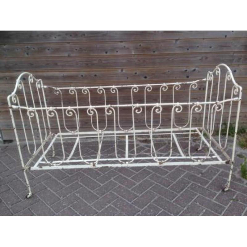 brocante ijzer kinder bedje inklapbaar wieltjes kinderbedje