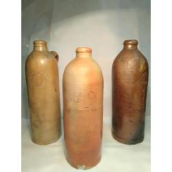 3x antieke mineraalwaterkruik.