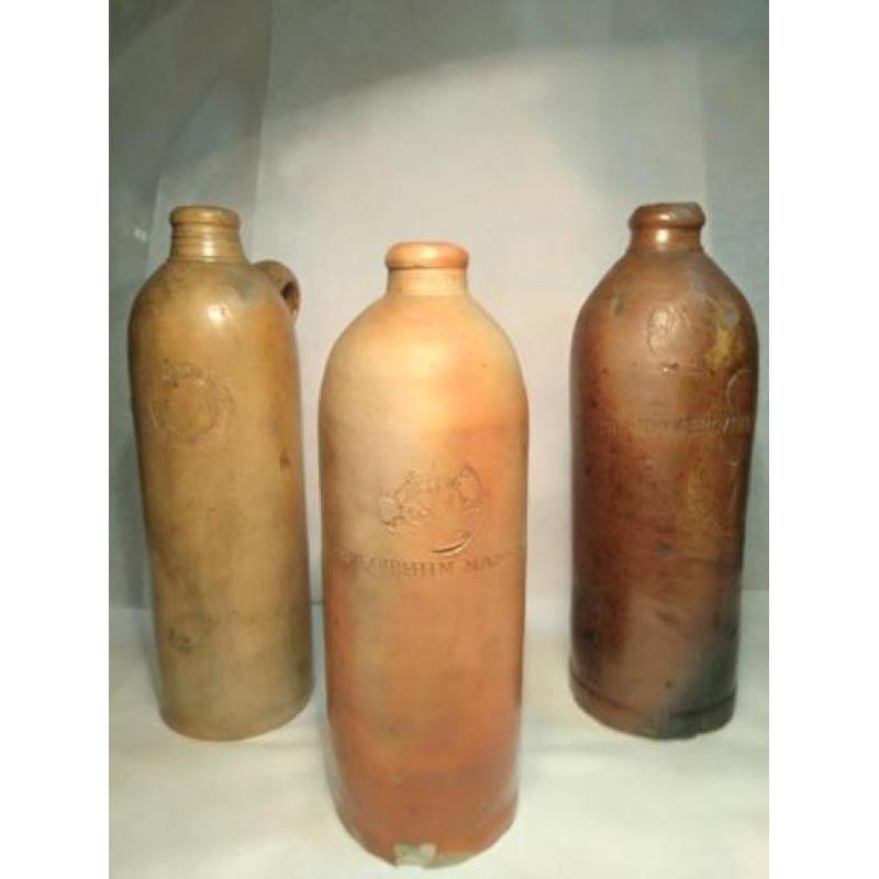 3x antieke mineraalwaterkruik.