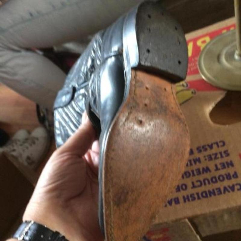 2kinder cowboy laarsjes op antieke laatzenstanders