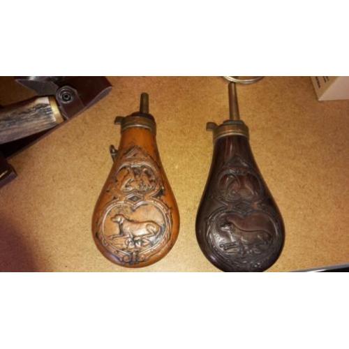 2 antieke kruithoorns