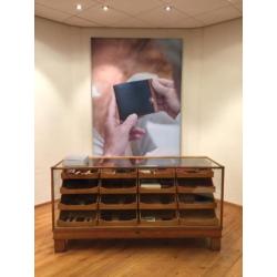 Vintage oude toonbank winkelkast apothekerskast vitrine