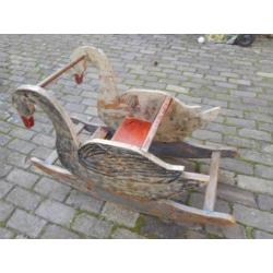 Unieke zwaan, schommelzwaan zoals schommelpaard voikskunst