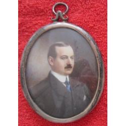 ca 1900/1920 = miniatuurportret van een heer met blauwe das=