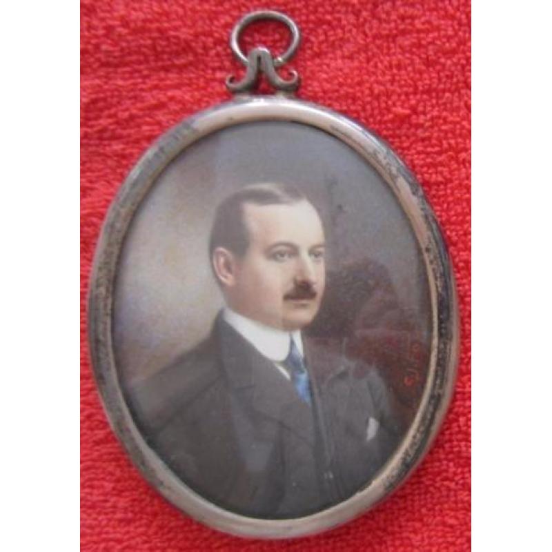 ca 1900/1920 = miniatuurportret van een heer met blauwe das=