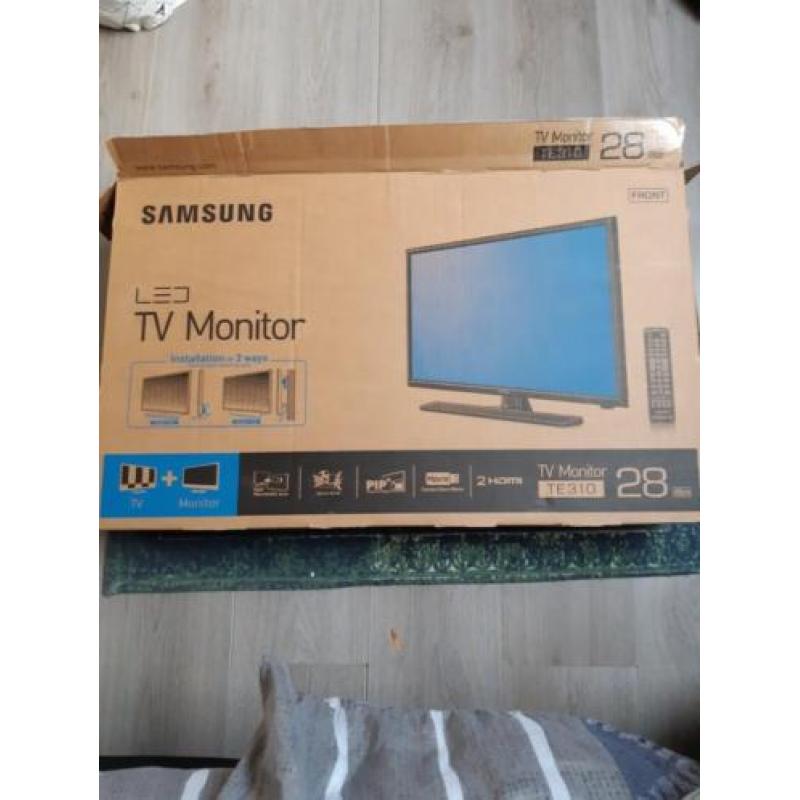 Samsung TV/ Monitor 28' / 69cm met ophang systeem