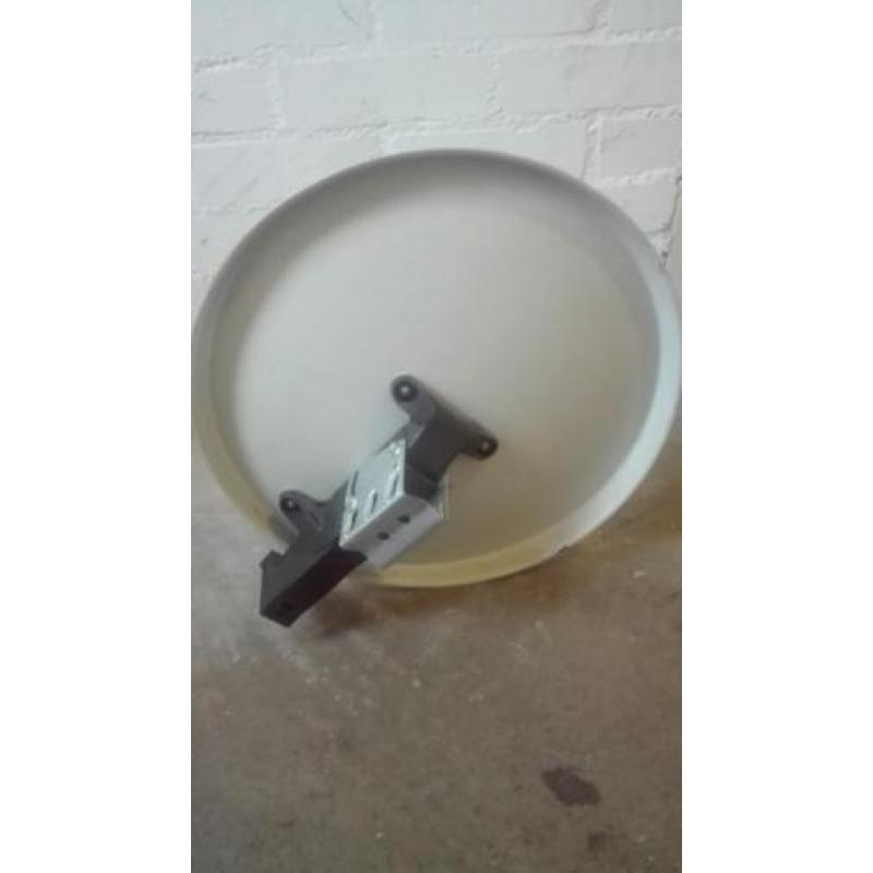 Kleine antenne schotel met beugel ,ideaal voor caravan