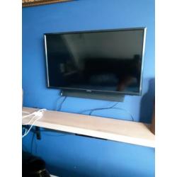 Samsung TV/ Monitor 28' / 69cm met ophang systeem