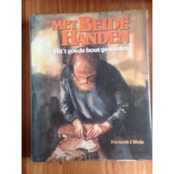 Met beide handen.Uit 't goede hout gesneden. F. J. Weijs
