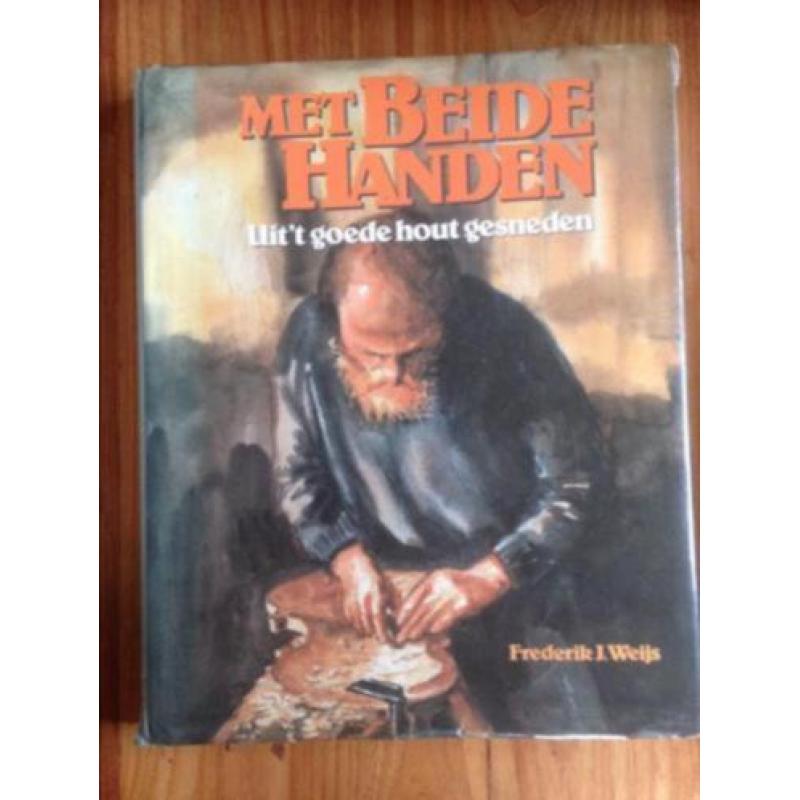 Met beide handen.Uit 't goede hout gesneden. F. J. Weijs