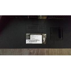 2 Computerschermen 24 inch, incl. muurbeugels