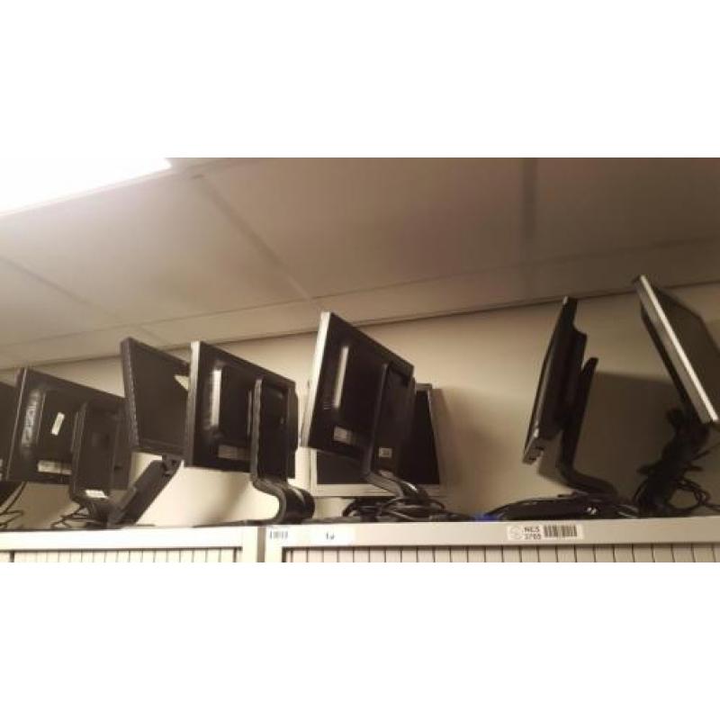 Partij HP 70 beeldschermen,snoeren,toetsenborden, telefoons