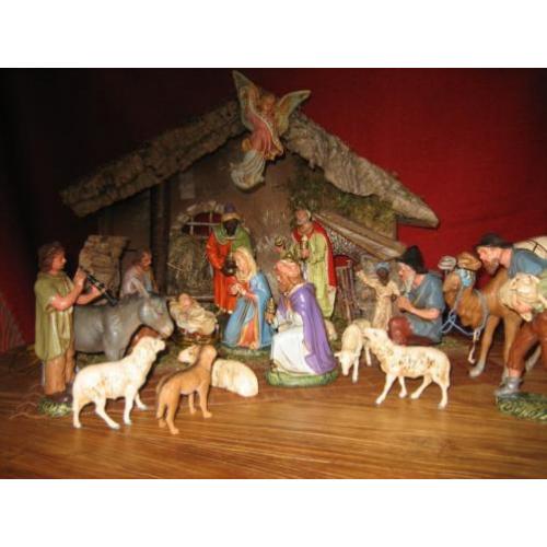 Oude Kerststal met kerstfiguren Marolin
