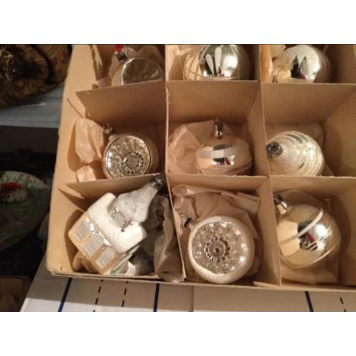 Doos met 11 Oude Kerstballen.