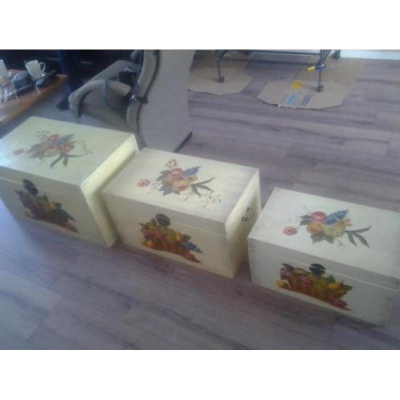Drie houten opbergkisten om kerstspullen te bewaren