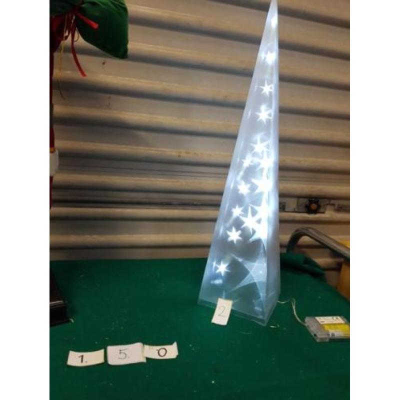 Kerstman op batterijen en piramide met verlichting