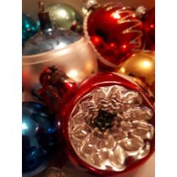 15 oude gekleurde glazen kerstballen