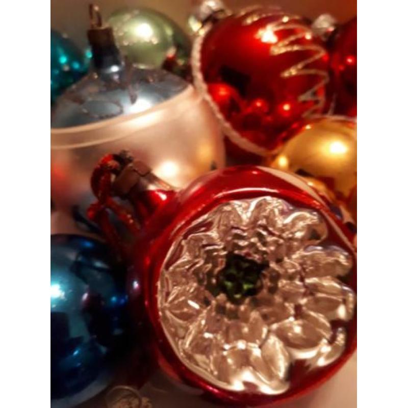 15 oude gekleurde glazen kerstballen