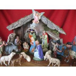 Oude Kerststal met kerstfiguren Marolin