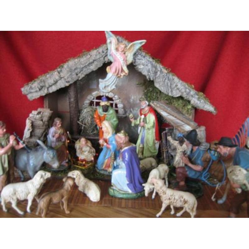 Oude Kerststal met kerstfiguren Marolin