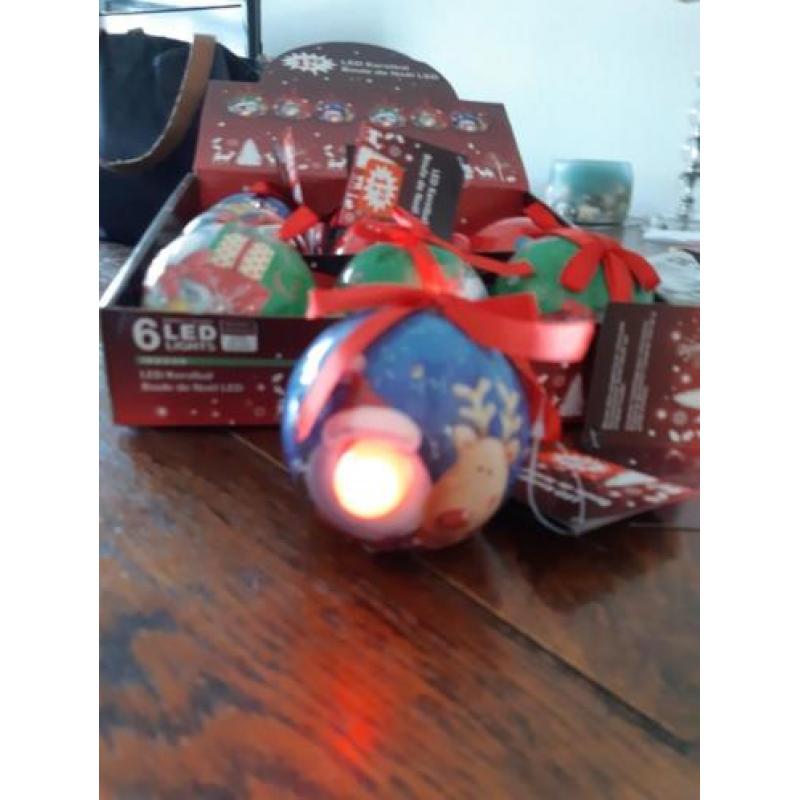 Doosje kerstballen 9x nieuw met led