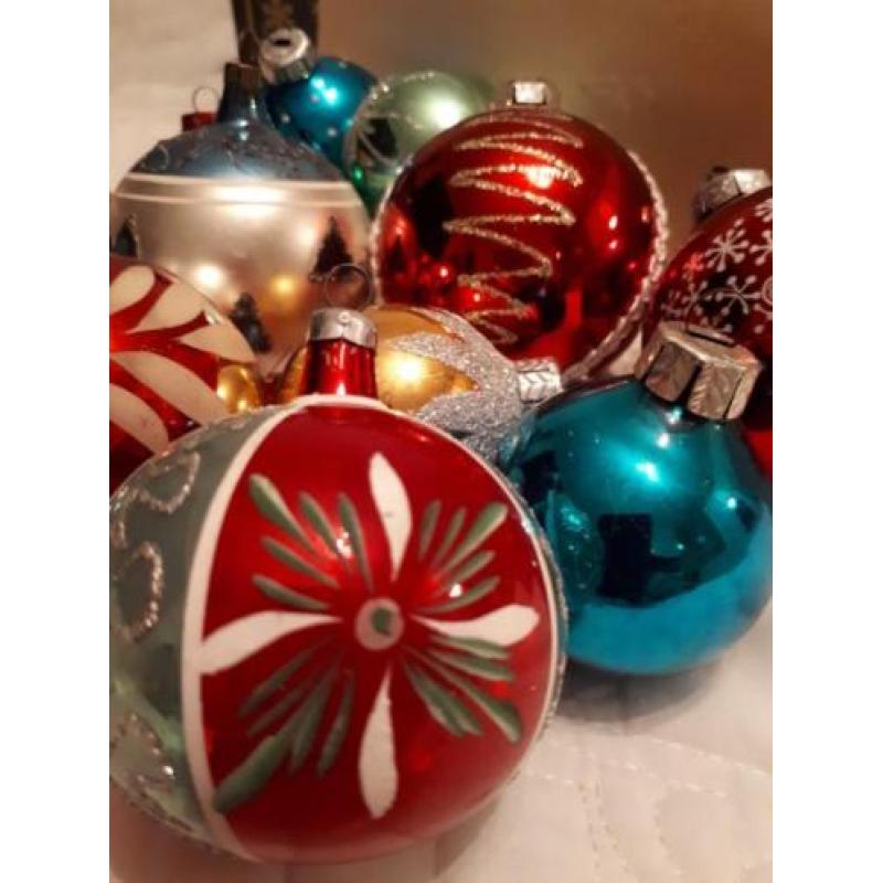 15 oude gekleurde glazen kerstballen