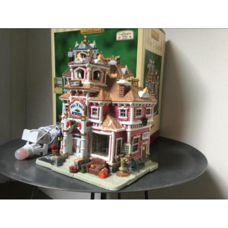 Lemax Village Collection Hill 'N Dale School Kersthuisje