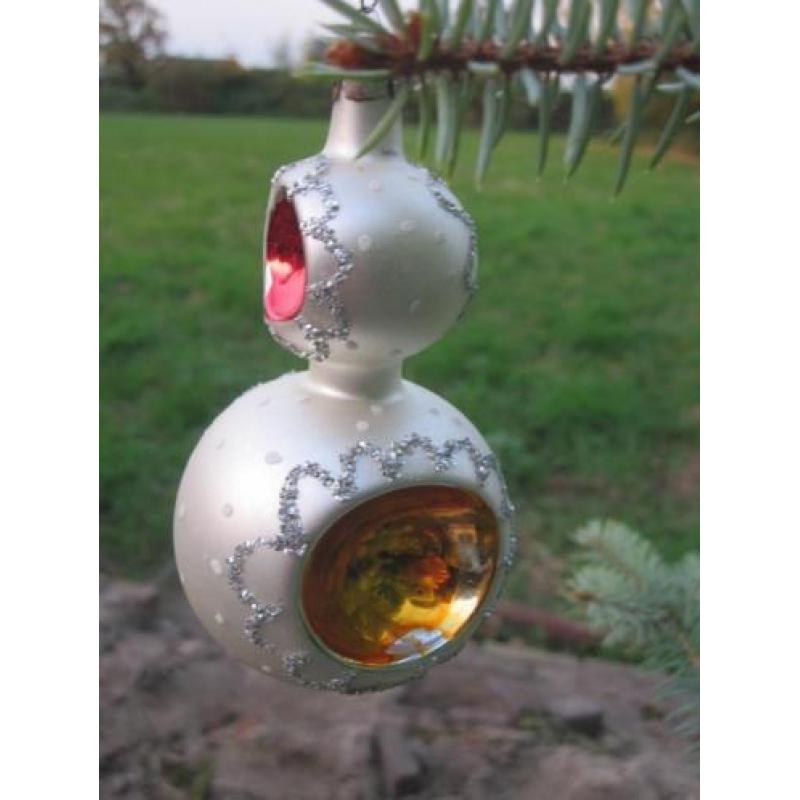 Grote oude kerstbal deukbal met gekleurde deuken en glitters