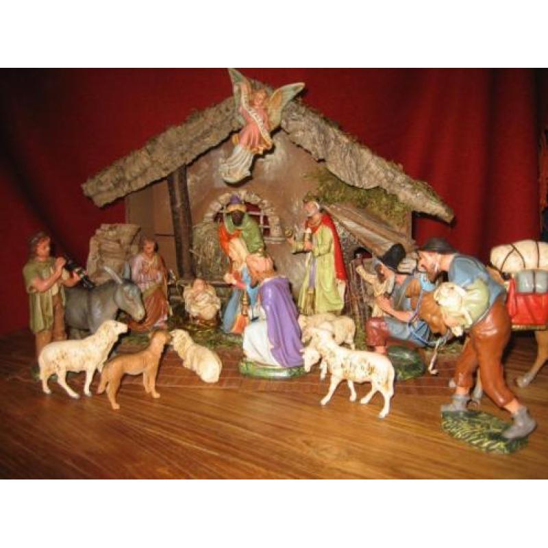 Oude Kerststal met kerstfiguren Marolin