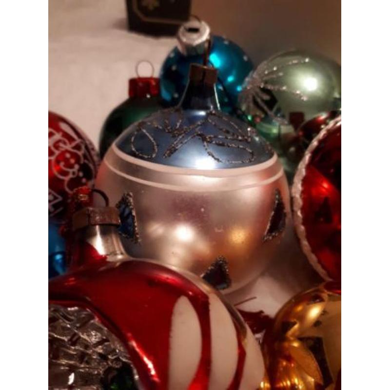 15 oude gekleurde glazen kerstballen